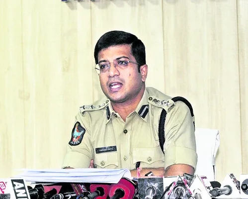 పదునెక్కిన కత్తులు.. దారులు రక్తపుటేరులు! 