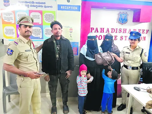 ఆటోలో పోగొట్టుకున్న బ్యాగ్‌ అప్పగింత 