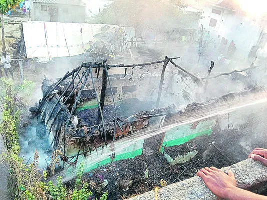 ప్రమాదవశాత్తు పూరి గుడిసెలు దగ్ధం 