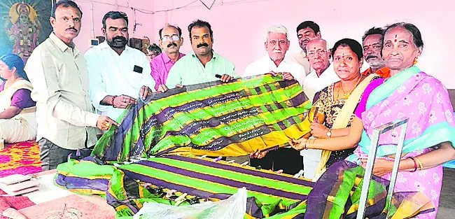 అమ్మవార్లను ఆకట్టుకునేలా..