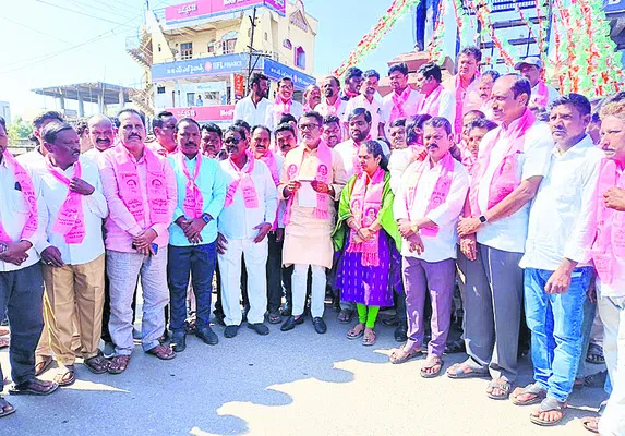 సమాజానికి ఏం చేస్తున్నారు?