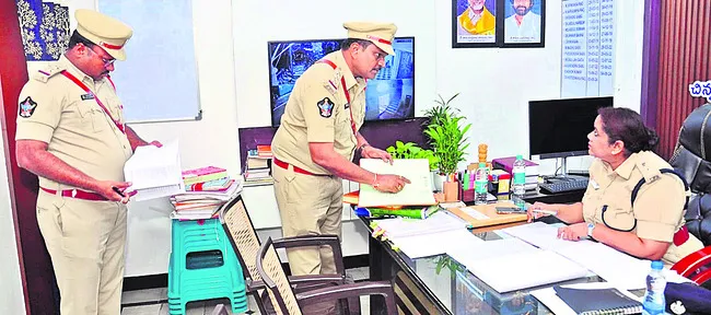 పోలీస్‌స్టేషన్‌లో ఎస్పీ తనిఖీలు 