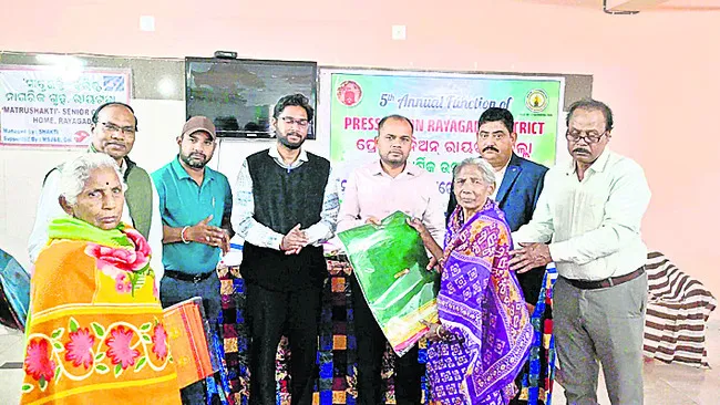 పాత్రికేయులు సేవామార్గంలో సాగాలి 