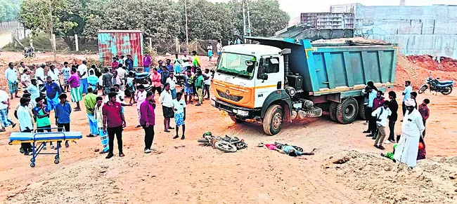 టిప్పర్‌ ఢీకొని యువకుడి మృతి 