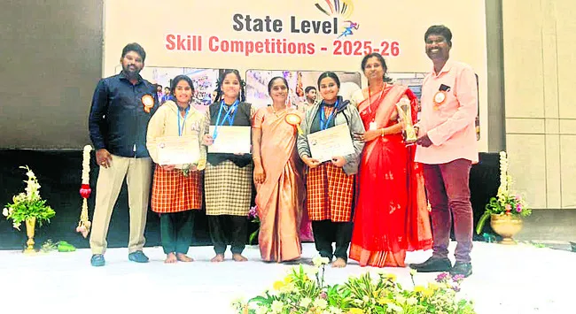 రోడ్డు ప్రమాదంలో మహిళ మృతి 
