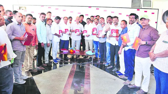 ఉద్యోగుల సమస్యలు పరిష్కరిస్తాం