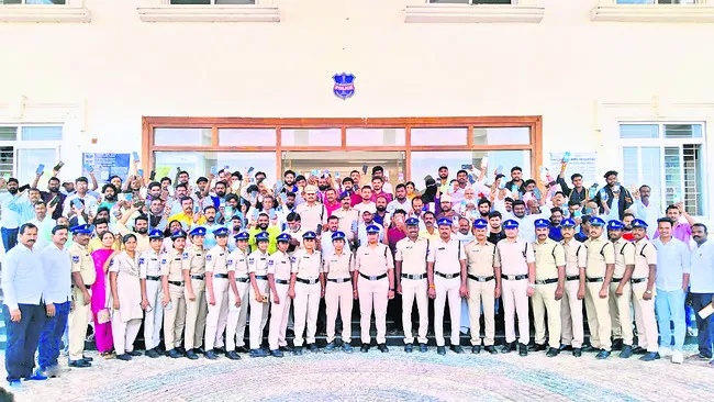 మొబైల్‌ కేంద్రంగానే  సైబర్‌ మోసాలు