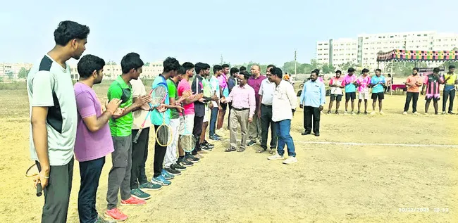 బాల్‌ బ్యాడ్మింటన్‌ పోటీలకు నన్నయ్య జట్టు ఎంపిక 