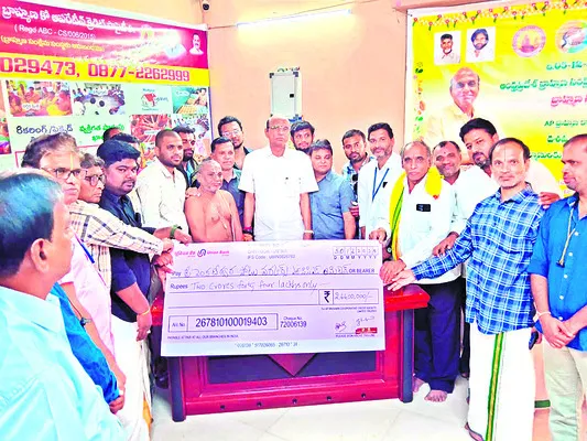 పోటు కార్మికులకు రుణ పత్రాల పంపిణీ 
