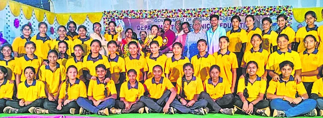 ఓవరాల్‌ చాంప్‌ ‘గుడ్లవల్లేరు పాలిటెక్నిక్‌’