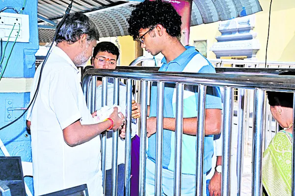 స్కానింగ్‌ పాయింట్‌లో  ఇకపై ఉచిత లడ్డూల పంపిణీ