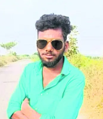 ఇసుక ట్రాక్టర్‌ కింద పడి యువకుడి మృతి 