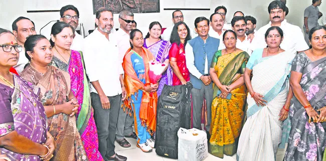 బ్లైండ్‌ క్రికెటర్‌ కరుణకుమారికి ఘన సత్కారం 