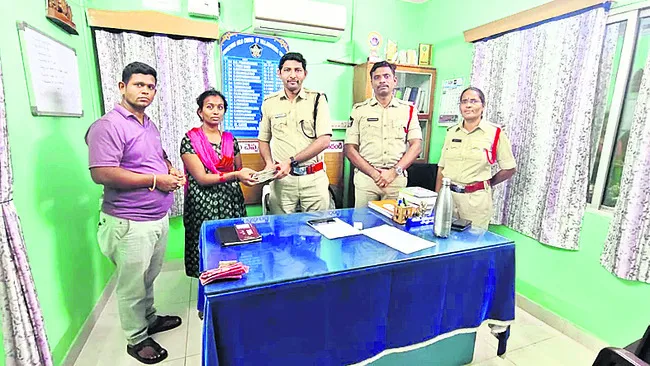 రోడ్డుపై దొరికిన రూ.47 వేల నగదు