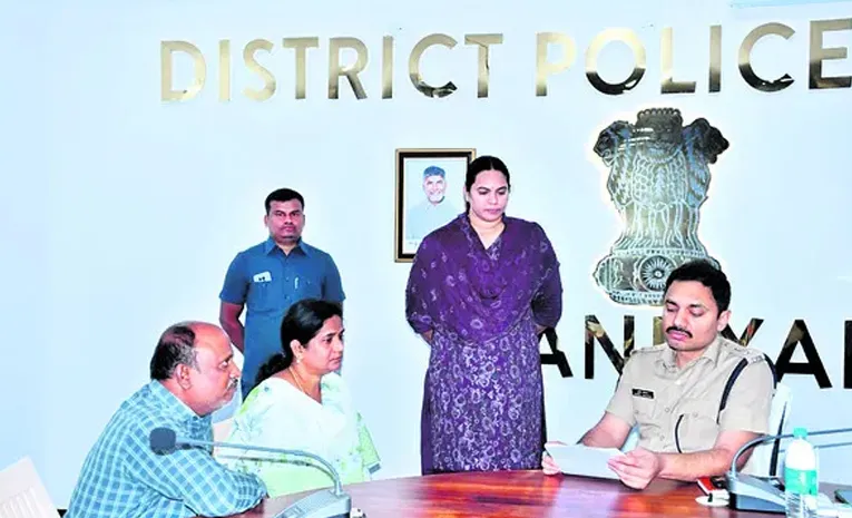 మోసం చేశారు.. వేధిస్తున్నారు!