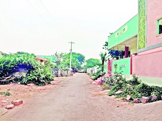 ●అటొక ఊరు.. ఇటు వేరు!