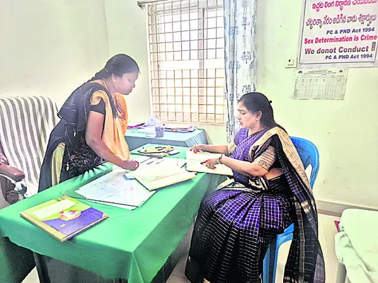 ఆస్పత్రి సిబ్బందిపై హోం మంత్రి ఆగ్రహం 