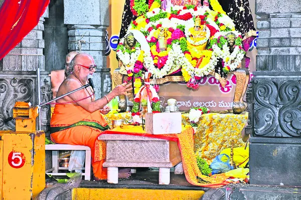 యాదగిరీశుడికి సంప్రదాయ పూజలు