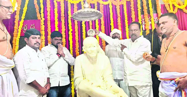 సాయిబాబా ఆలయంలో ప్రత్యేక పూజలు