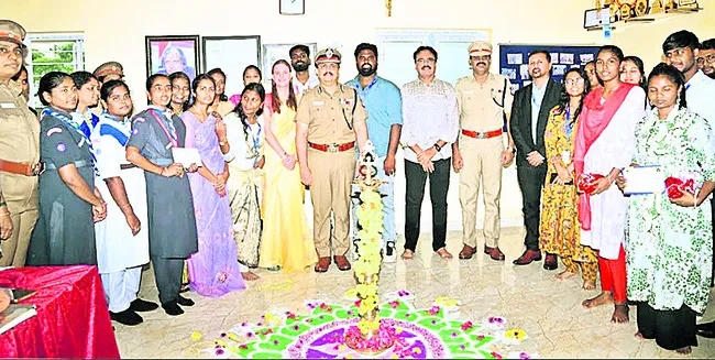 క్రీడలపై ఆసక్తి చూపాలి 