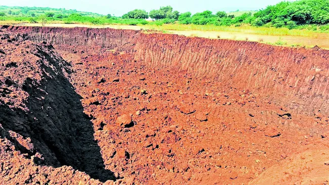 చెరువులో మట్టి తవ్వకాల నిలిపివేత 