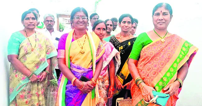 ప్రజాసేవ కోసం ఉద్యోగానికి రాజీనామా.. 