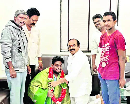 దివ్యాంగులను ప్రేమతో ఆదరించాలి 