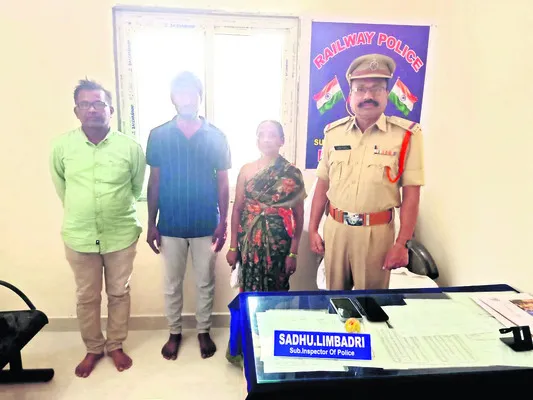 కుటుంబ సభ్యులకు మహిళ అప్పగింత 