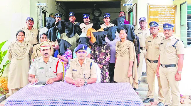 పాస్టర్‌ హత్య కేసులో 12 మంది అరెస్ట్‌ 