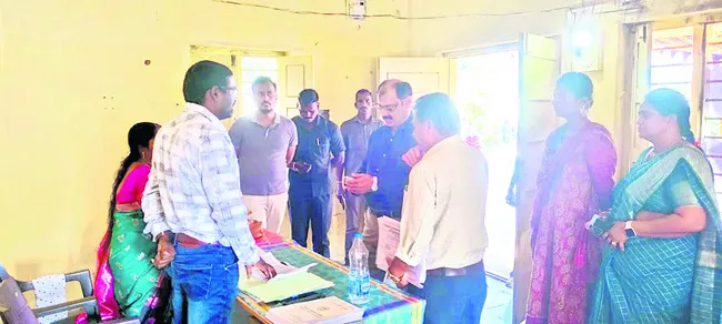 నామినేషన్‌ కేంద్రాల పరిశీలన