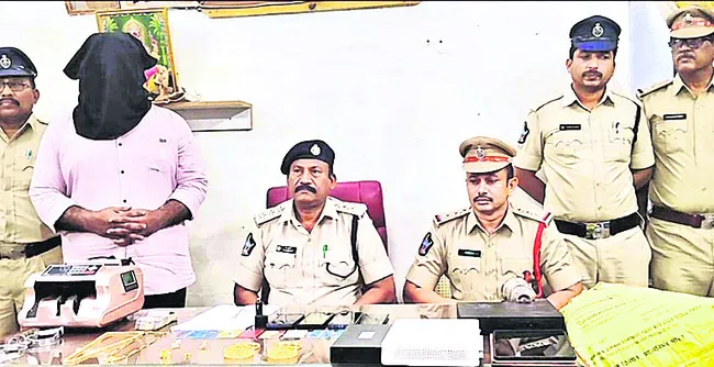 పాత నేరస్తుడి ఇంట్లో తనిఖీలు 