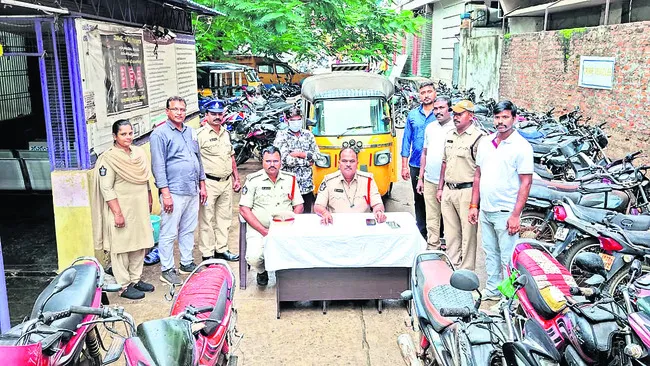 ఆటో, మోటార్‌బైక్‌ల దొంగ అరెస్ట్‌ 
