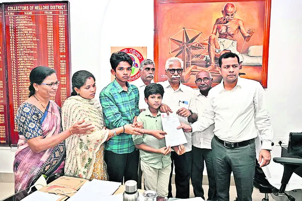 పెంచలయ్య కుటుంబాన్ని ఆదుకోవాలి