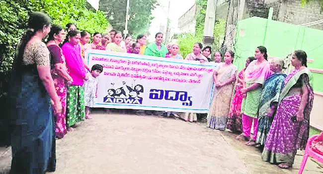 మద్యాన్ని నిషేధించాలి