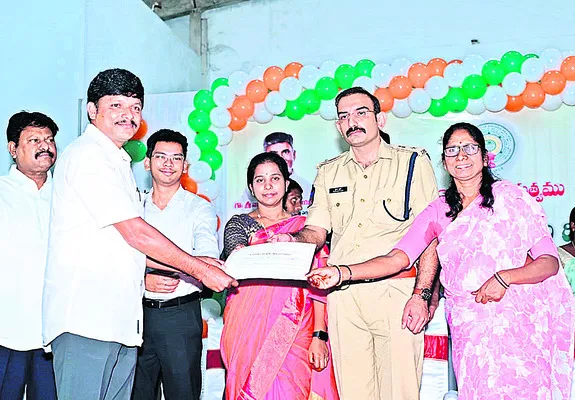 విభిన్న ప్రతిభావంతులను ప్రోత్సహించాలి 