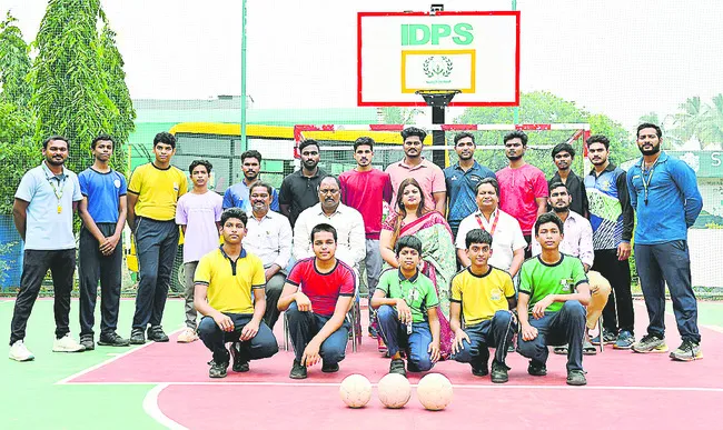 16 మందితో హ్యాండ్‌ బాల్‌ జిల్లా జట్టు 