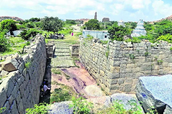 పర్యాటక అభివృద్ధికి నోచుకోని దుర్గం 