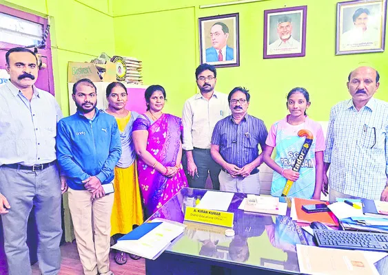 జాతీయస్థాయి హాకీ పోటీలకు మద్దిపాడు విద్యార్థిని 