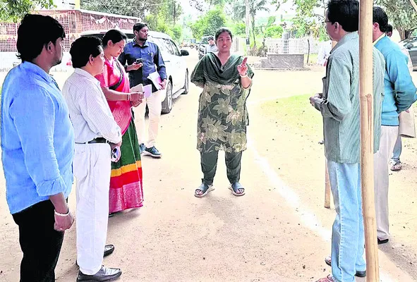 నామినేషన్‌ కేంద్రాల సందర్శన