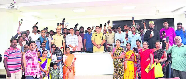 రూ.60 లక్షల విలువైన ఫోన్లు రికవరీ