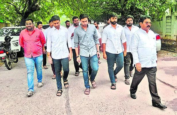 జోగి కుటుంబంపై చంద్రబాబు కక్షసాధింపు 