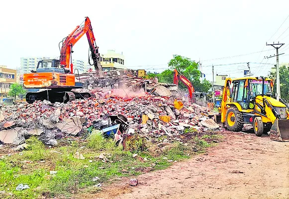 ఉద్రిక్తతల నడుమ భవనాల కూల్చివేత 