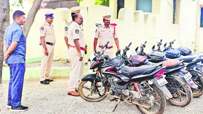 దొంగతనాలు ఎలా చేయాలో.. యూట్యూబ్‌ ద్వారా తెలుసుకుని..! 