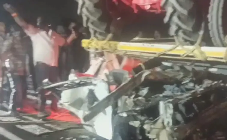 కంటైనర్‌ను ఢీకొట్టిన కారు, అక్కడిక్కడే నలుగురి దుర్మరణం