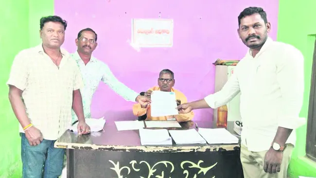 కొనసాగుతున్న నామపత్రాల స్వీకరణ