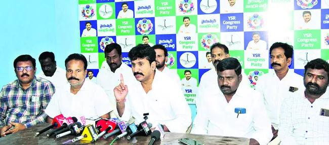 కడుపు మంటతో మాట్లాడుతున్నారు 