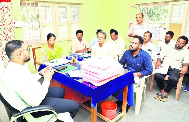 పోస్టల్‌ బ్యాలెట్లను జాగ్రత్తగా జారీ చేయండి