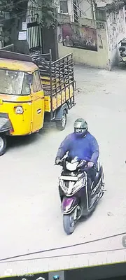 వృద్ధుడి చేతిలో బ్యాగ్‌ చోరీ 