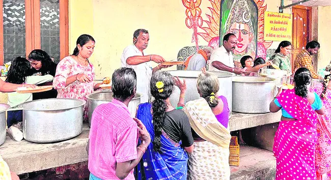 వైభవంగా శివపార్వతులకు అభిషేకం 
