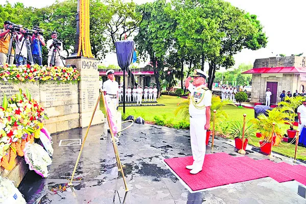 ఘనంగా నేవీ డే వేడుకలు 